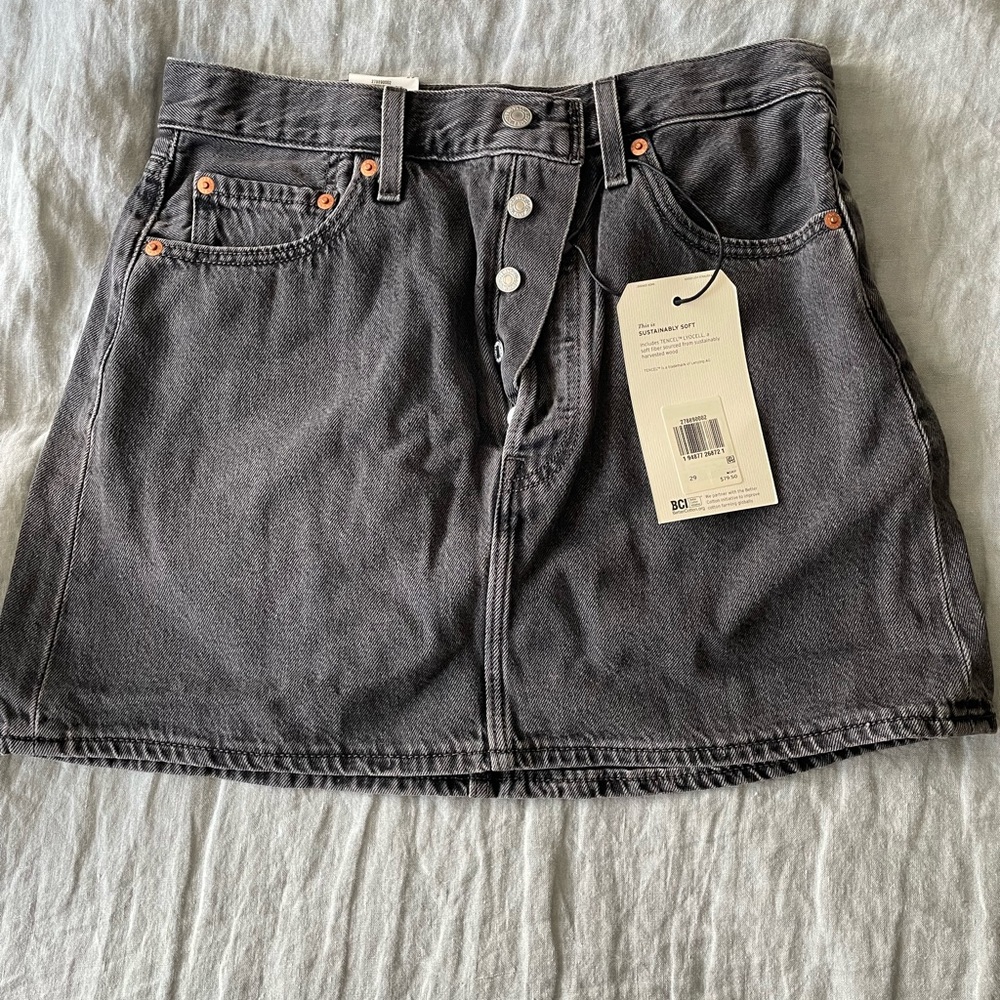 Levi’s skirt never worn